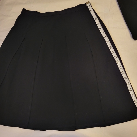 CHANEL Black Asymmetrical Pleated Midi Skirt – Boutique – Size FR 42 (US 10) - Picture 11 of 12